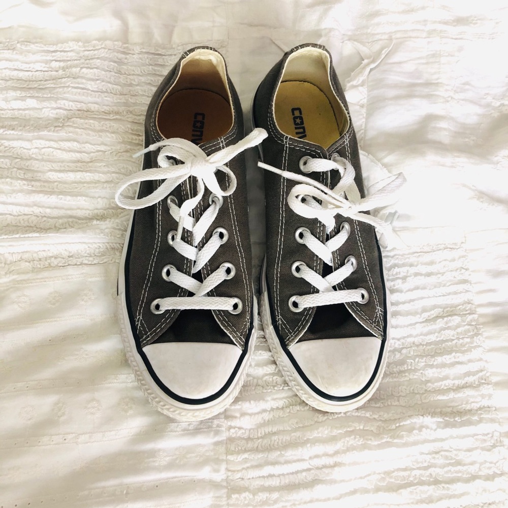 GRAY LOWTOP CONVERSE